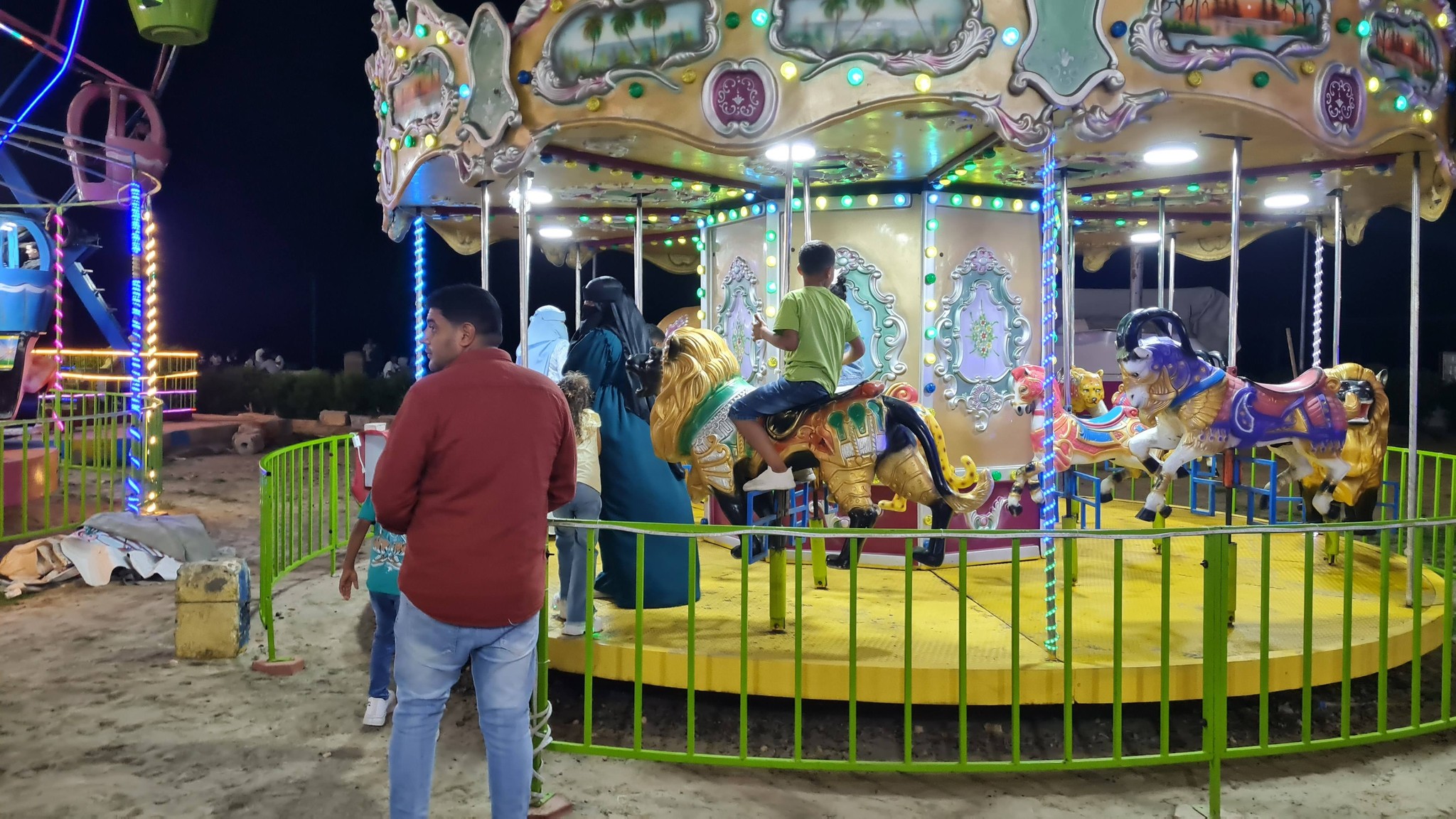ركوب الأحثنة بالملاهي