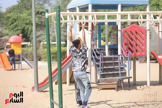جانب من الألعاب داخل الحدائق