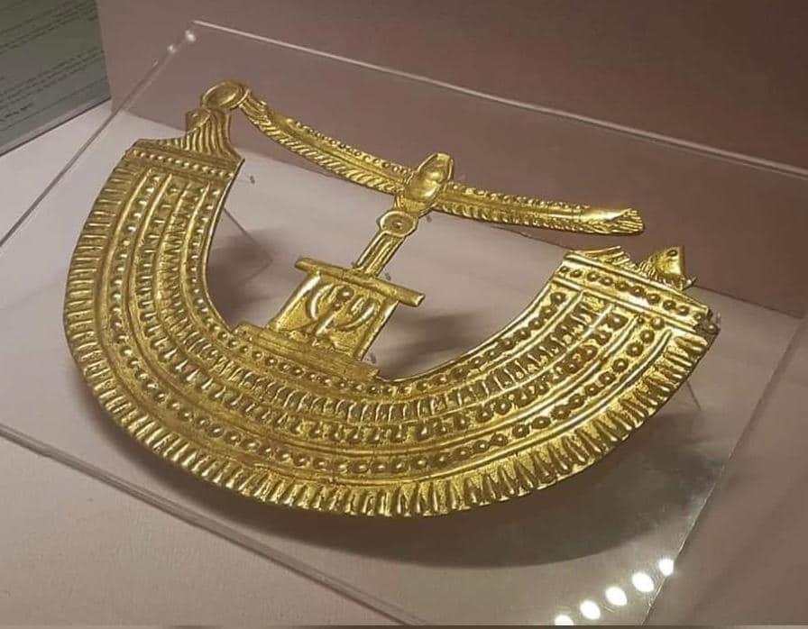 الحلى المصنوع من الذهب عند الفراعنة الحلى المصنوع من الذهب عند الفراعنة