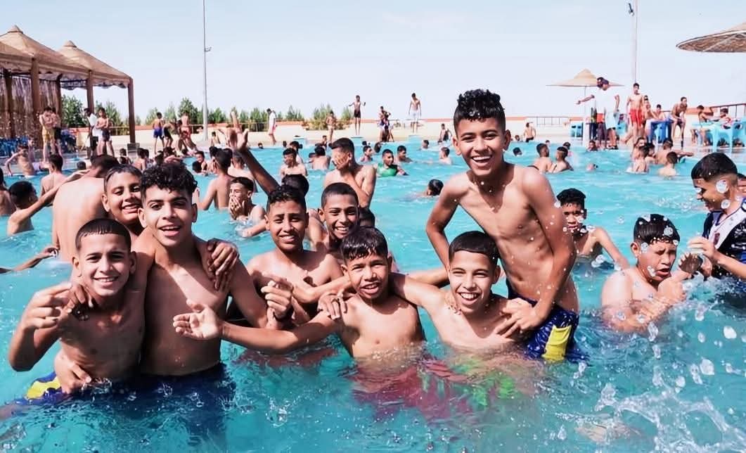 أطفال في حمام سباحة
