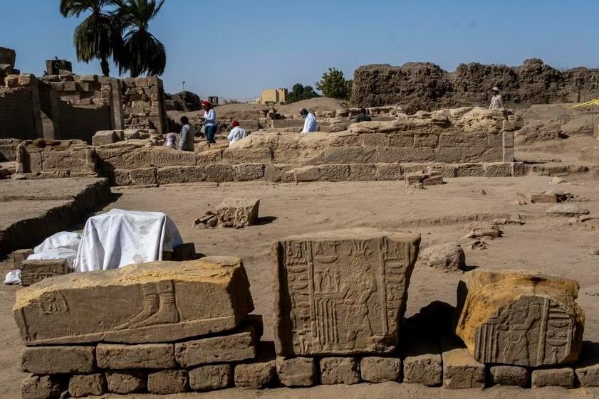 العمل فى نطاق معبد مونتو بمعابد الكرنك بأيدي البعثة الصينية