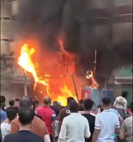 لحظة نشوب الحريق بالمحل