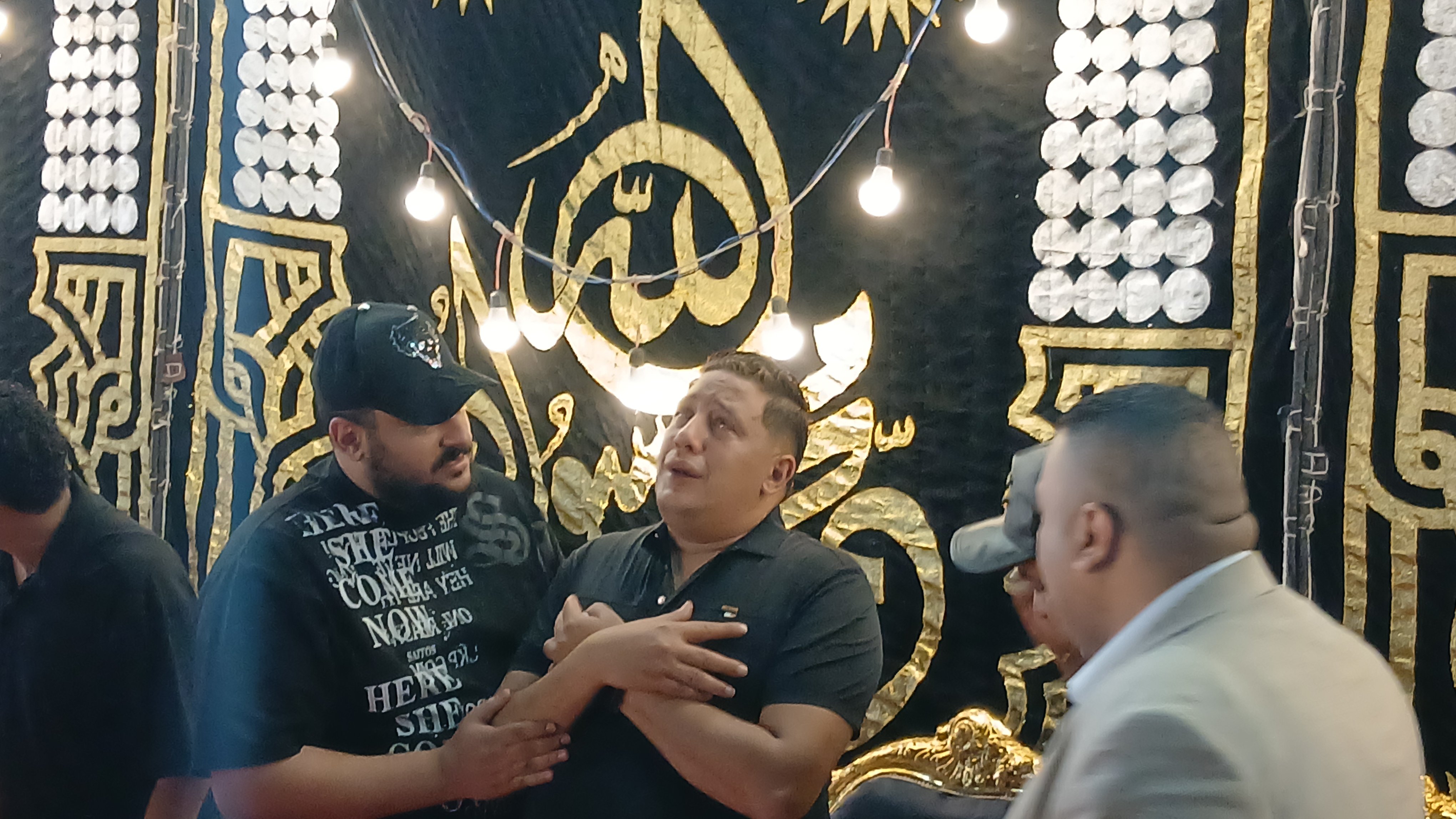 حمو بيكا خلال عزاء والده في الإسكندرية حمو بيكا خلال عزاء والده في الإسكندرية