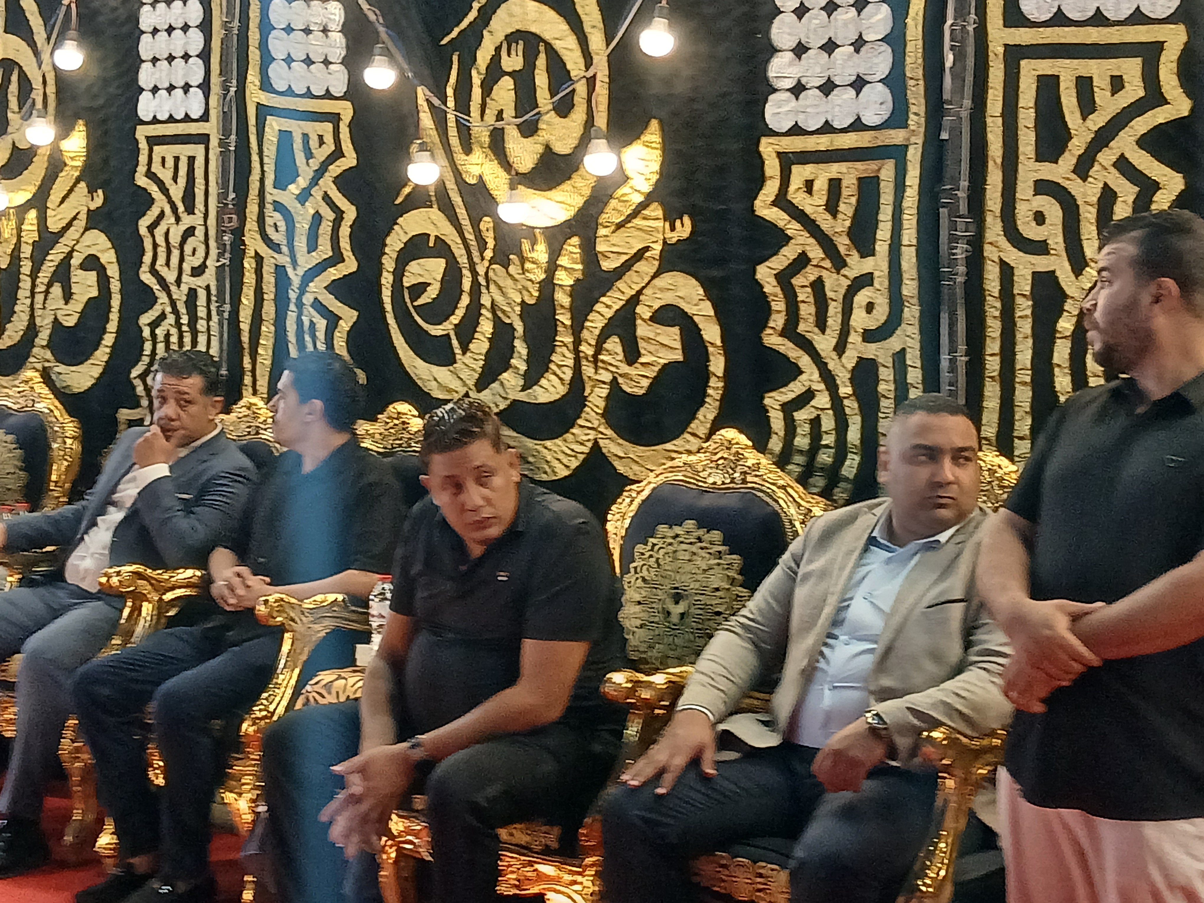 حمو بيكا يوزع مصاحف في عزاء والده حمو بيكا يوزع مصاحف في عزاء والده