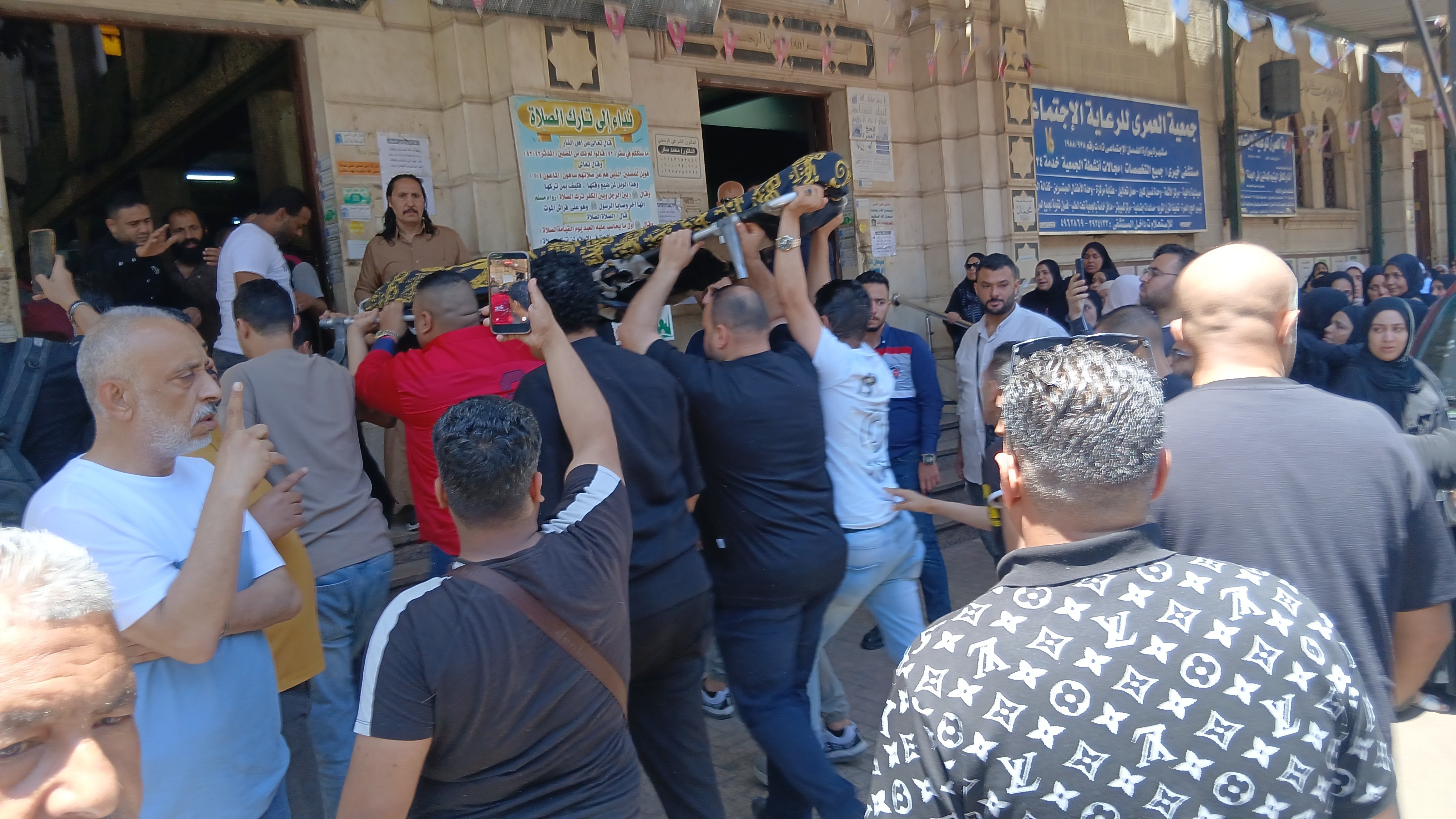وصول جثمان والد حمو بيكا مسجد العمري وصول جثمان والد حمو بيكا مسجد العمري