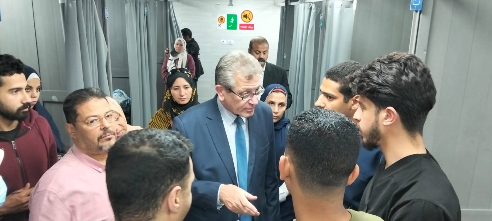 عميد طب بنها خلال الجولة بالاستقبال والطوارئ