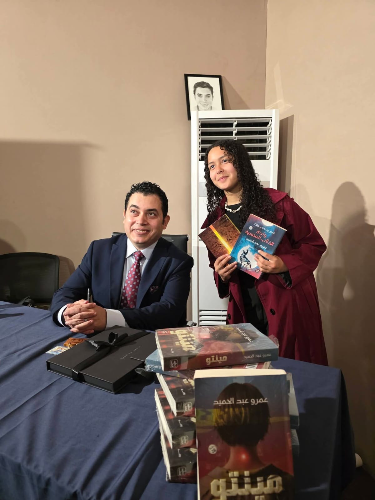 عمرو عبد الحميد خلال توقيع أعماله