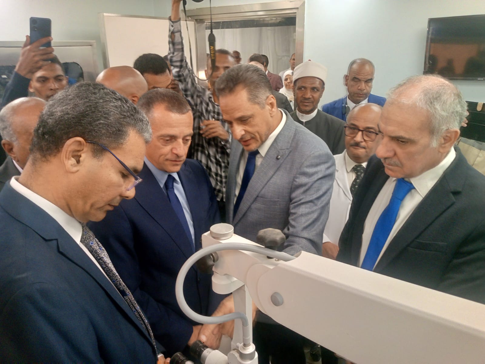 جولة المحافظ بالمستشفى الجديد