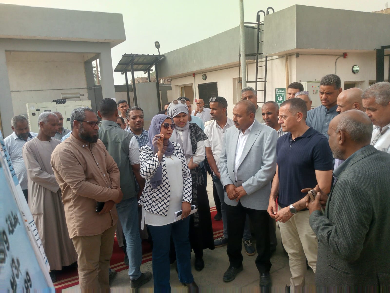 المحافظ والأهالى يستمعون لشرح تفصيلى