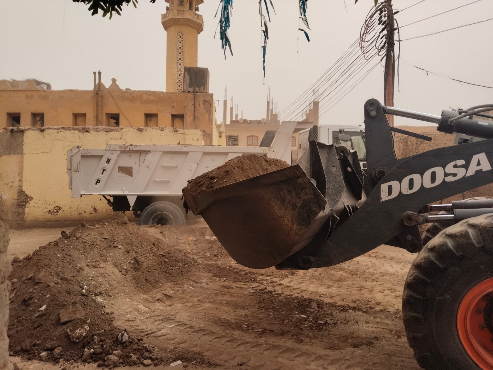 رفع 75 طن من الأتربة الناتجة عن تمهيد الطرق والمخلفات والتراكمات