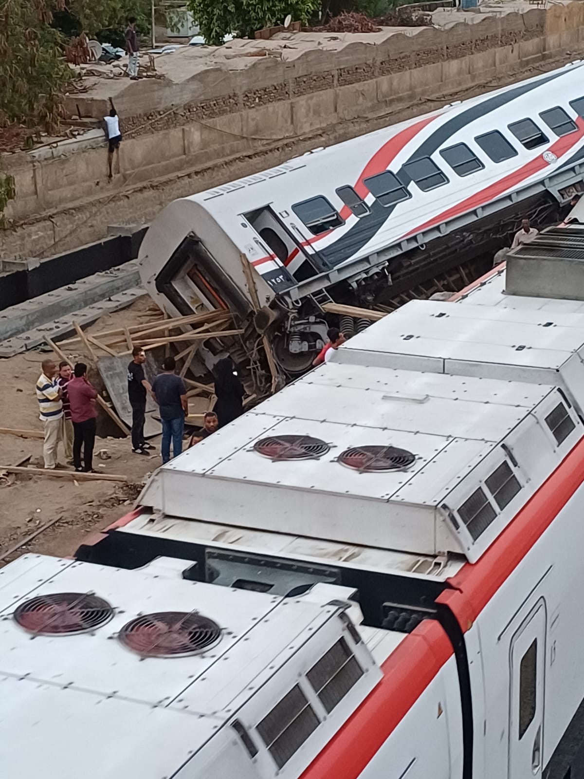 انقلاب عربة قطار روسى بأسوان (2)