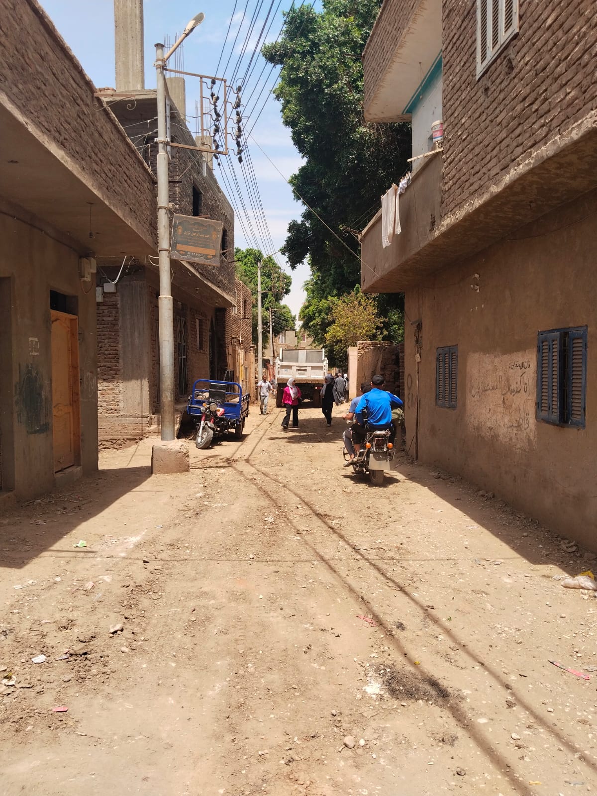 مدينة أرمنت تطلق حملات تمهيد للطرق ونظافة لرفع 75 طن مخلفات