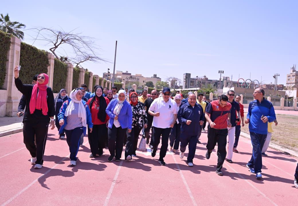 قيادات جامعة القاهرة خلال فعاليات اليوم الرياضى