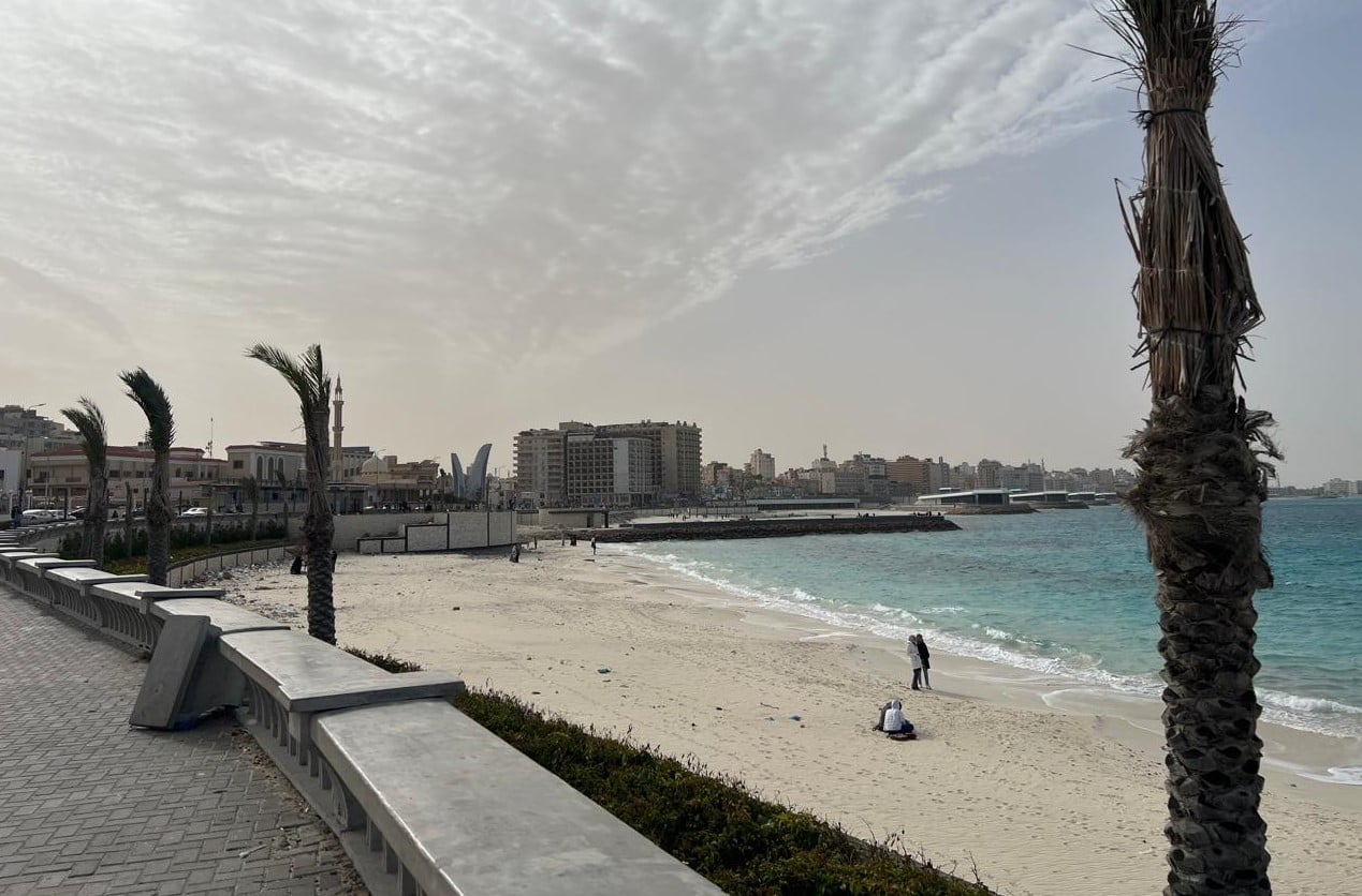 شاطئ مطروح العام هو الاقرب من وسط المدينة