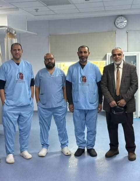 الفريق الطبي المجري عملية إصلاح للأكاليزيا الفريق الطبي المجري عملية إصلاح للأكاليزيا