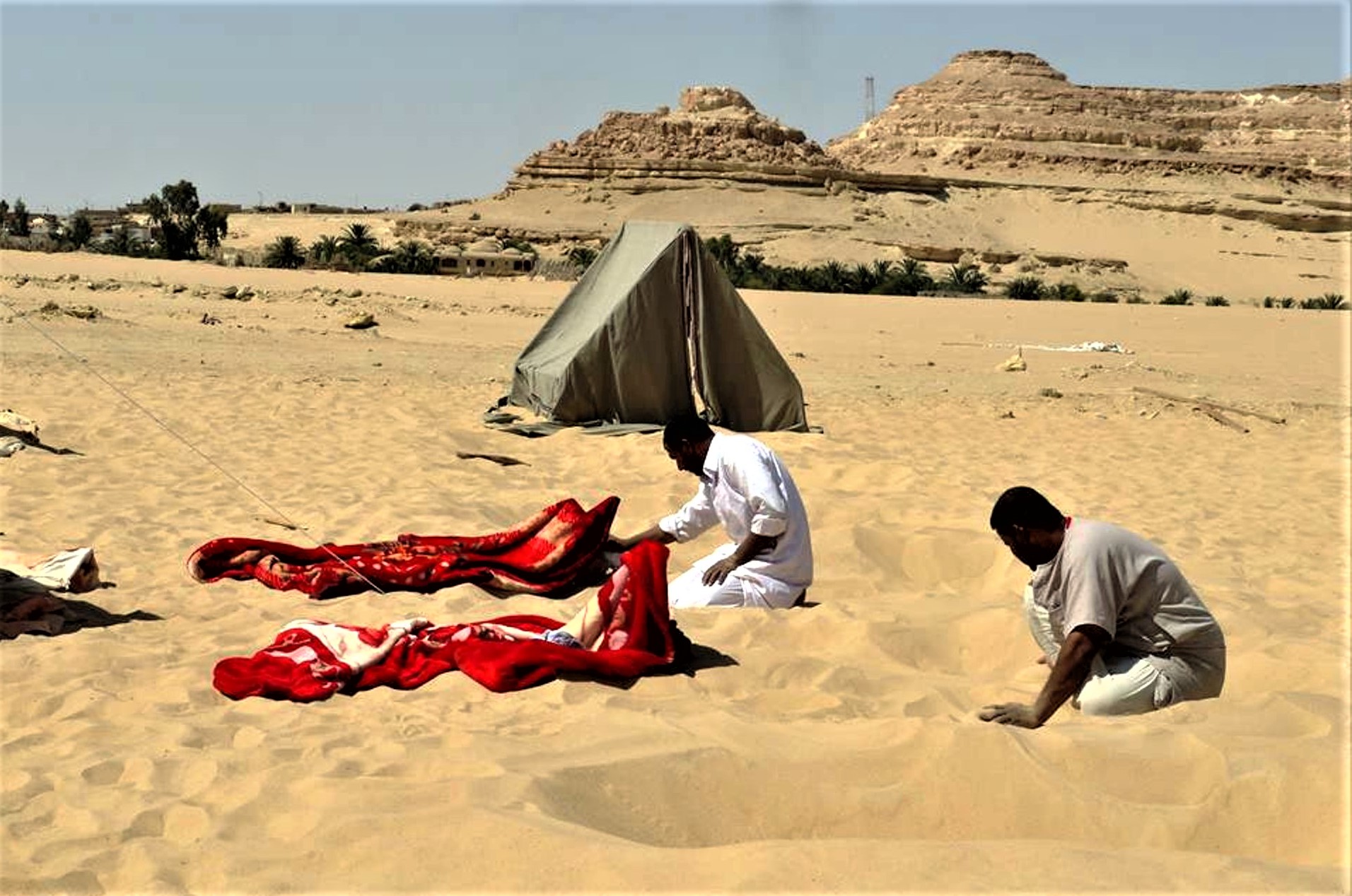 الدفن في الرمال - جبل الدكرور - سيوة