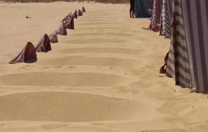 تجهيز حفر لجلسات العلاج بالدفن في رمال سيوة