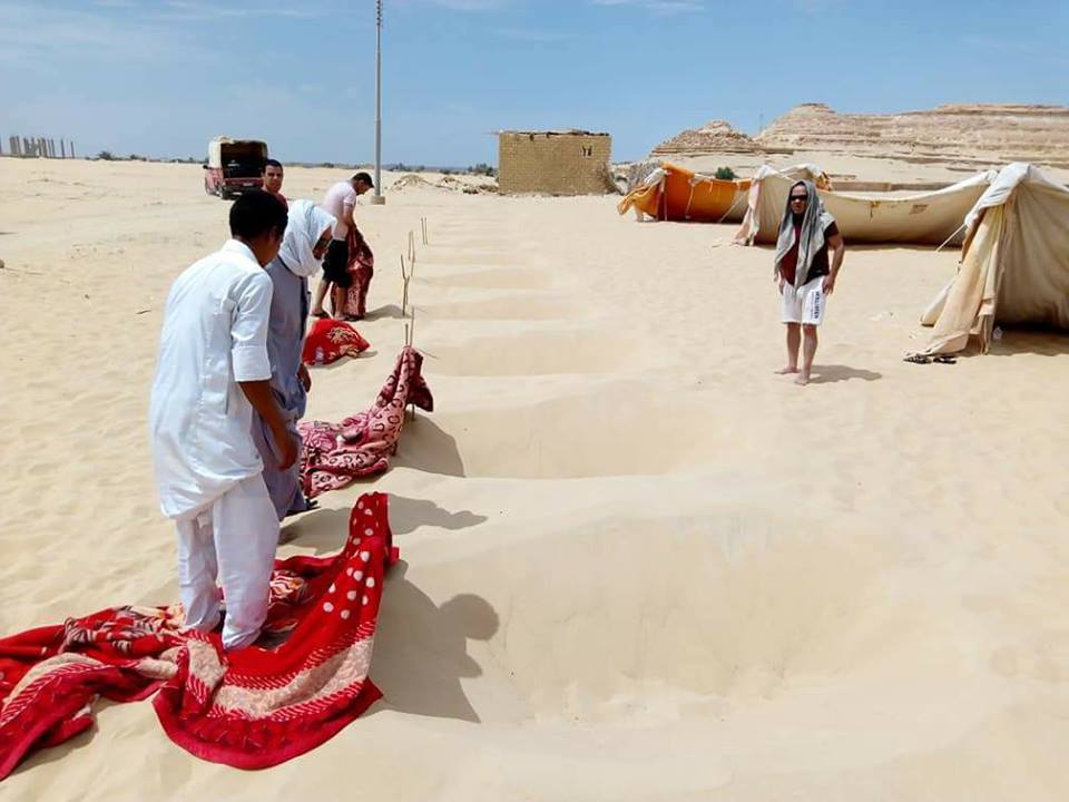 دفن المرضى في رمال جبل الدكرور لعلاج الامراض (1)