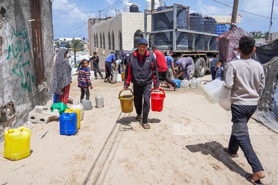 يواصل آلاف النازحين رحلة البحث عن المياه