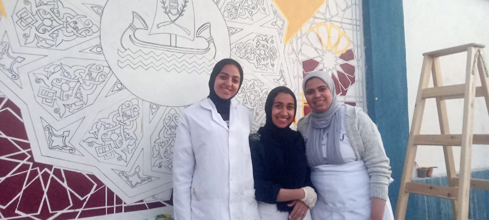 طالبات مشاركات في تزيين الجدران