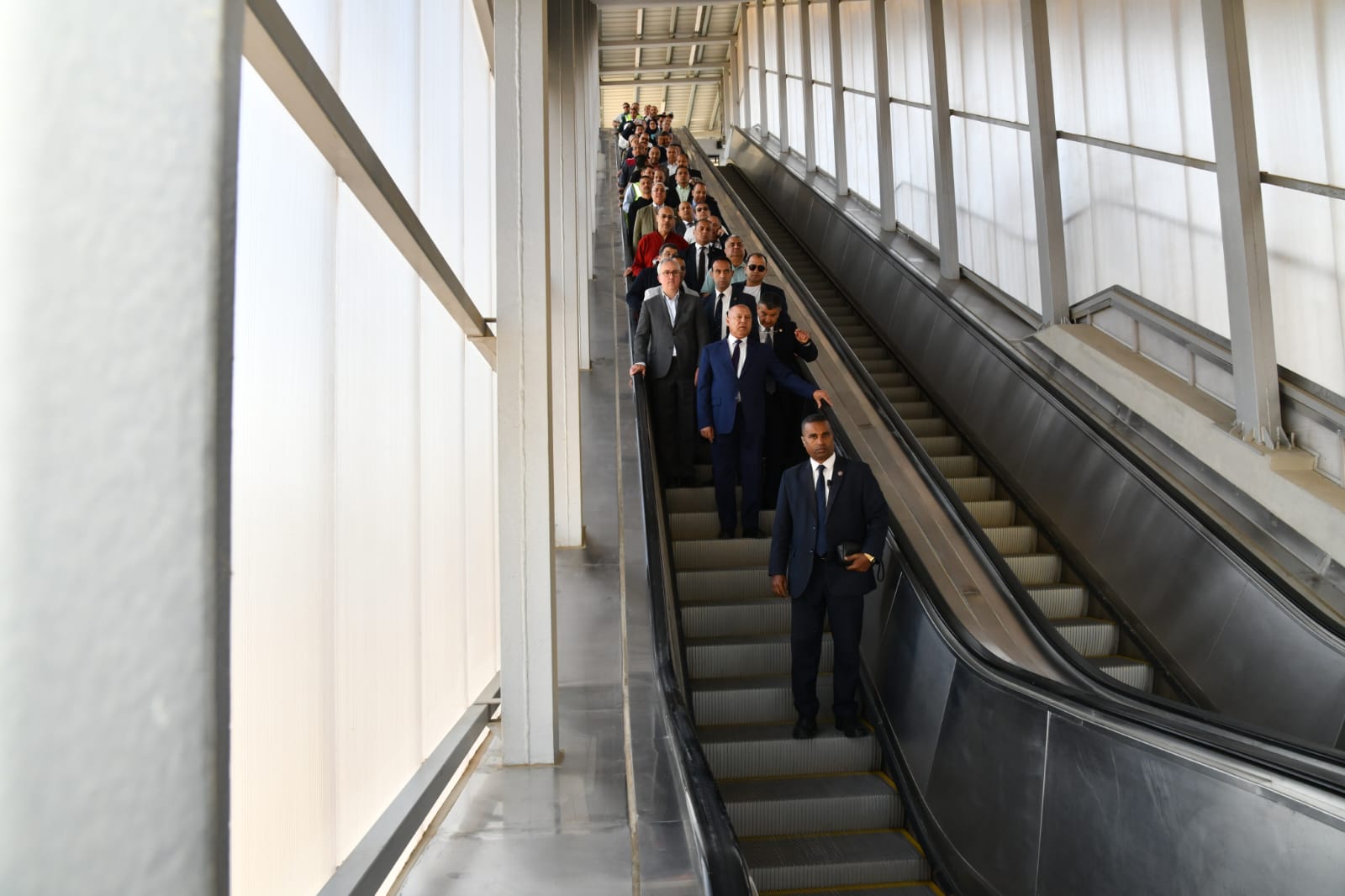 نزول الفريق كامل الوزير على سلالم المونوريل