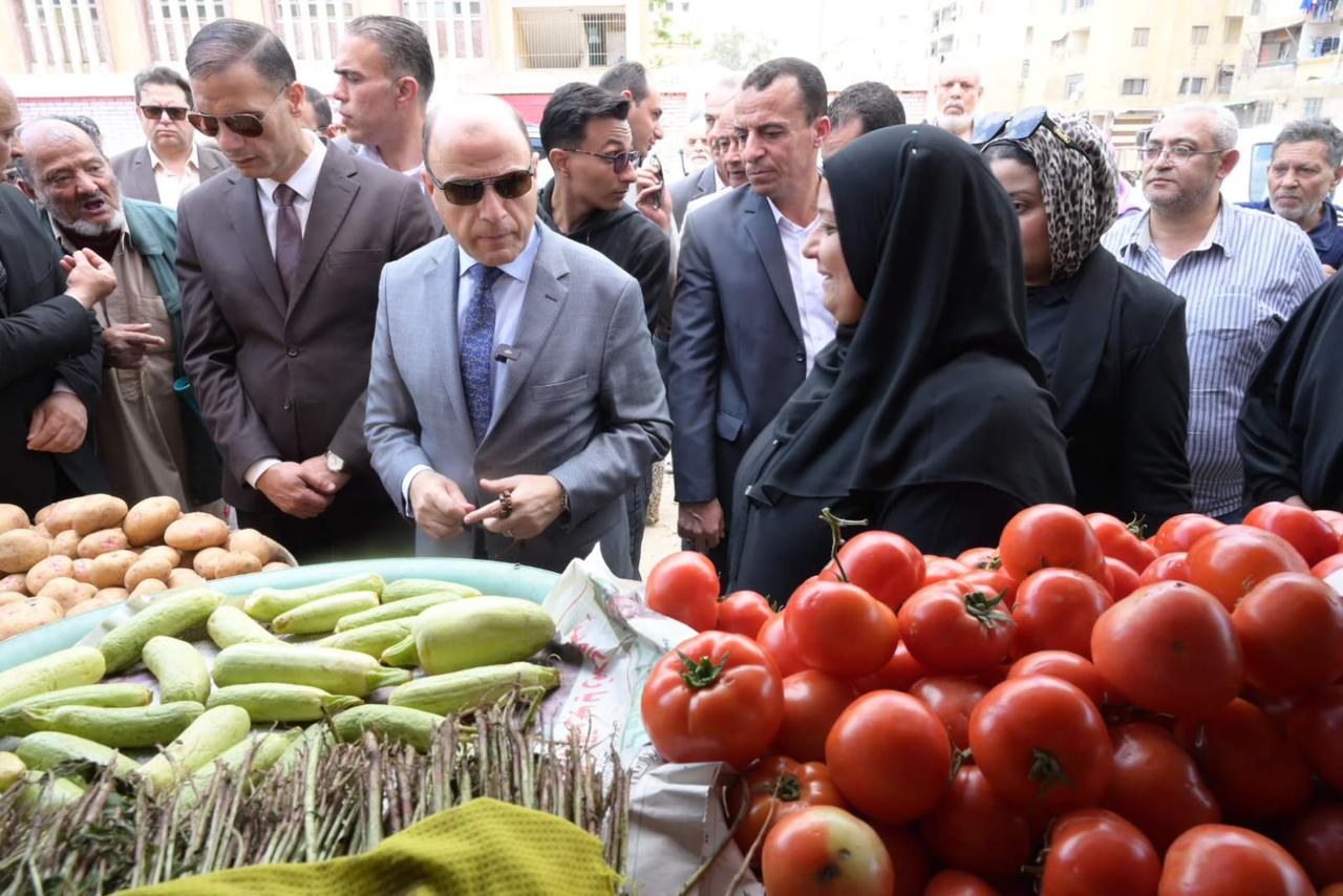 المحافظ يتفقد السوق