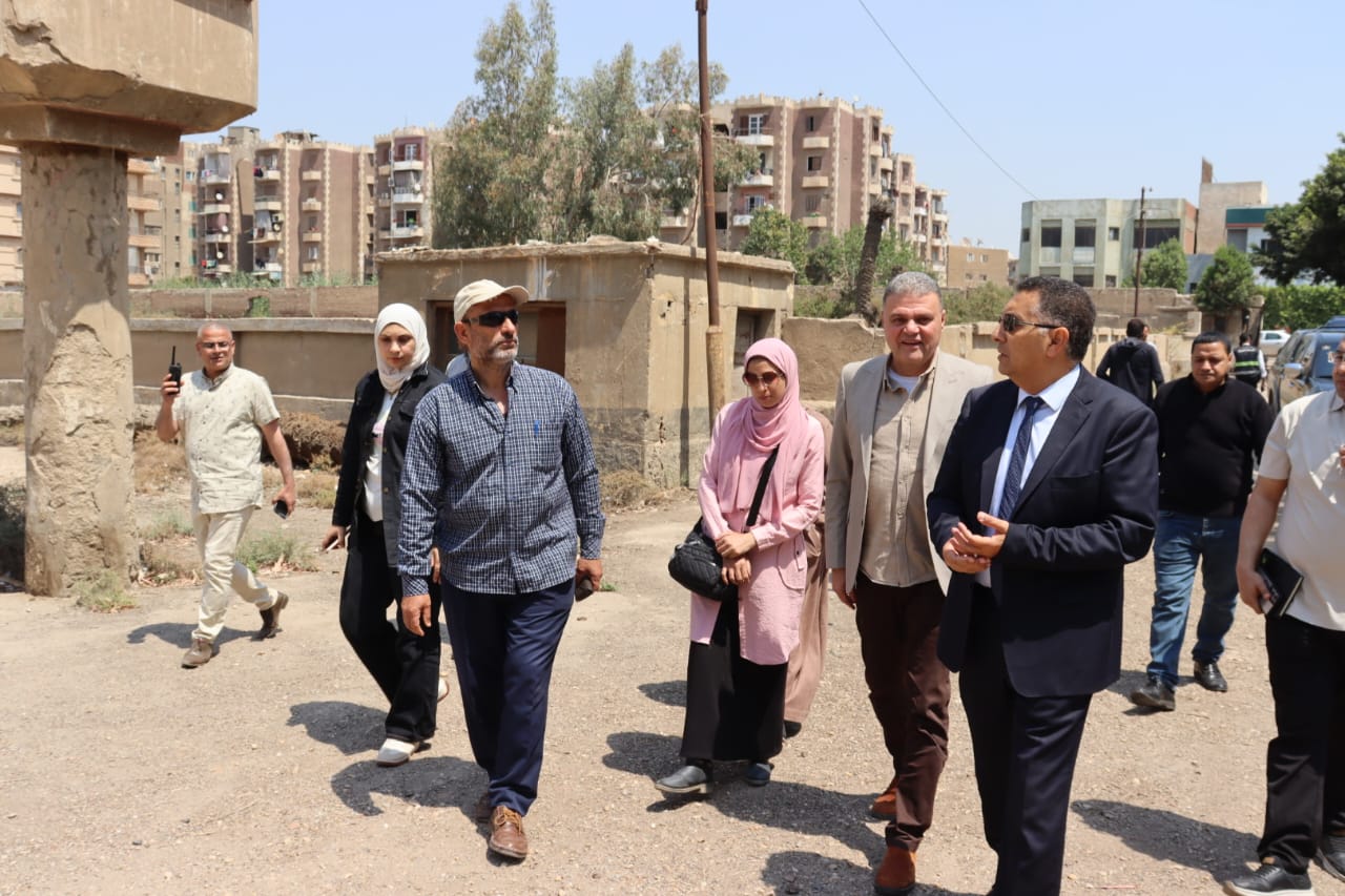 محافظ القليوبية خلال الجولة