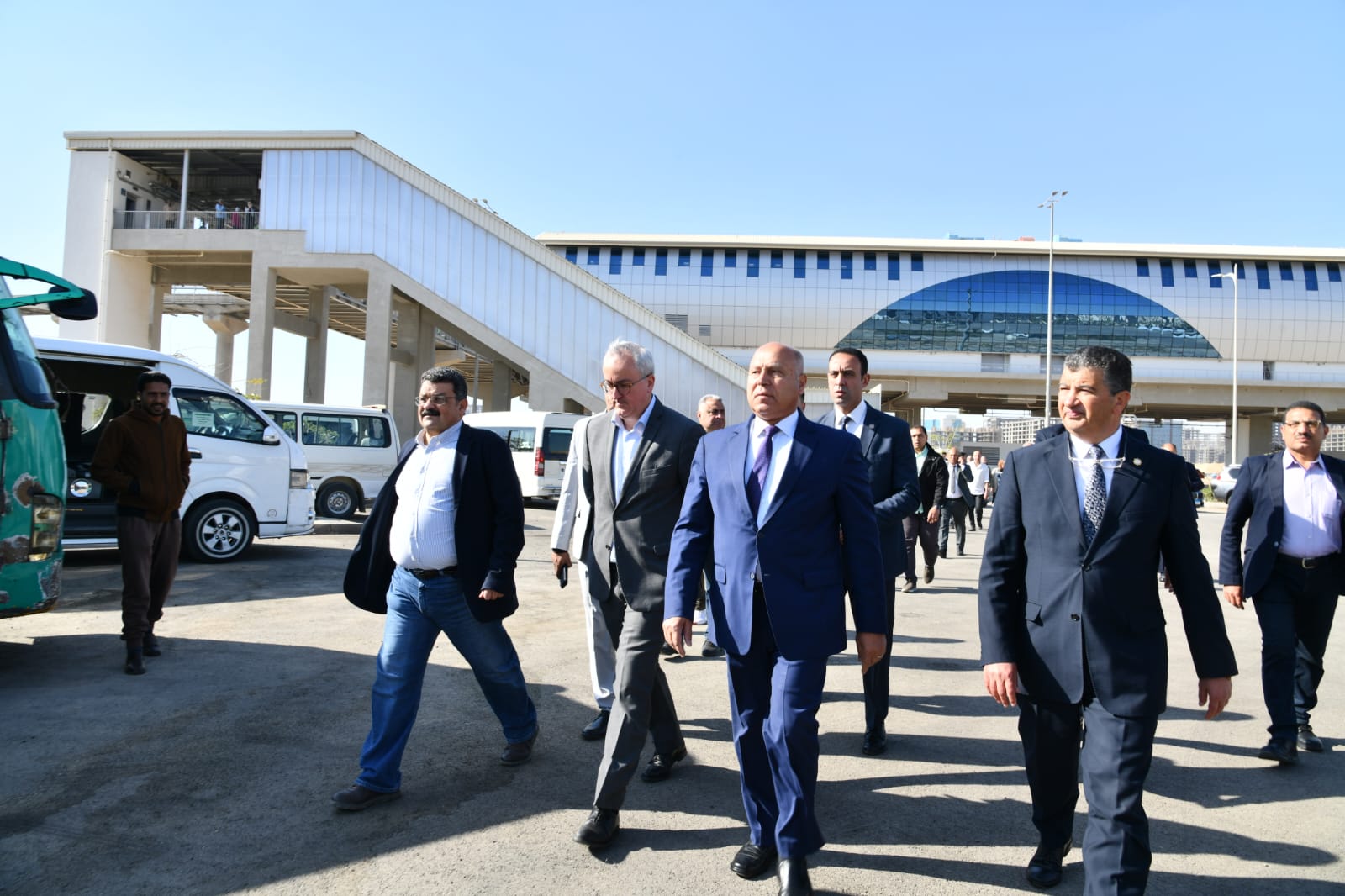 الفريق كامل الوزير أمام محطة المونوريل