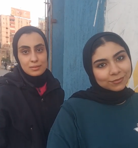 سعادة الطالبات بمشاركتهم في  رسم الجداريات