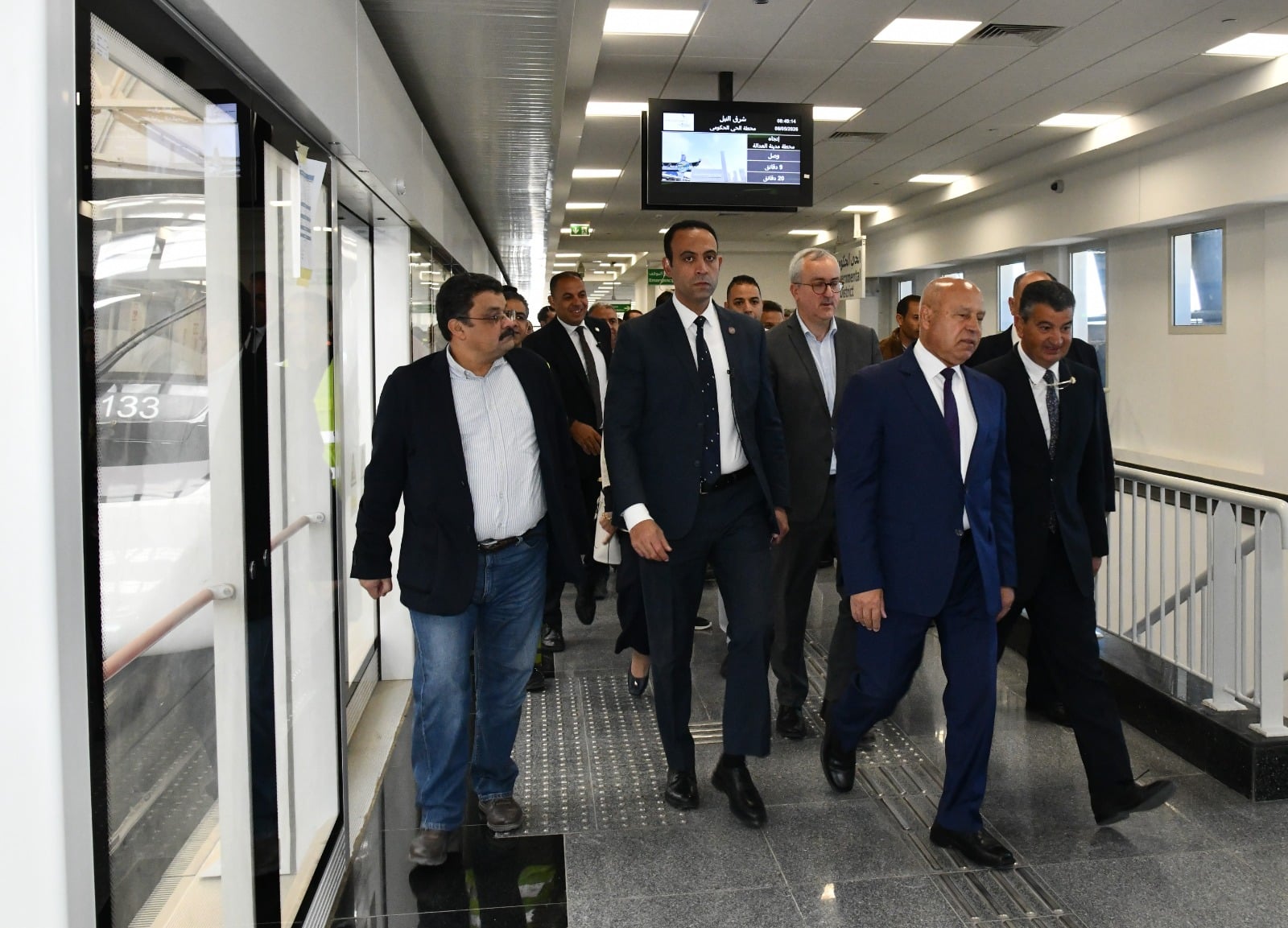وزير النقل يستقل المونوريل للذهاب لمقر الوزارة بالعاصمة الإدارية الجديدة