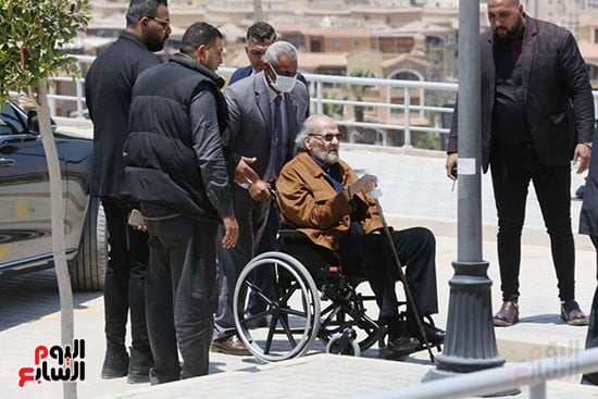 ممدوح عباس على كرسي متحرك