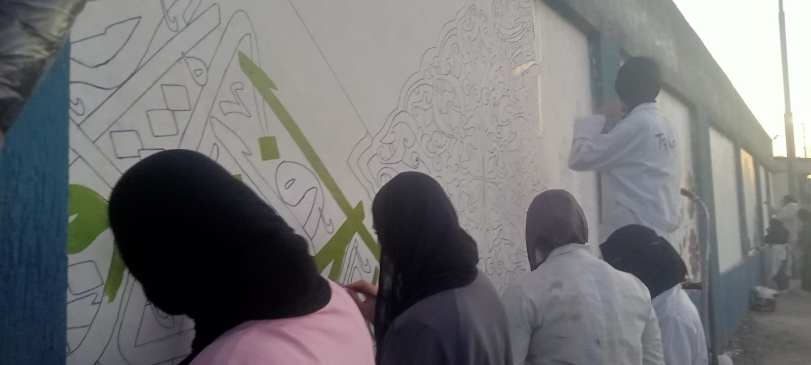 كة الطالبات في تزيين الجدران