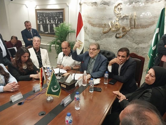 اجتماعه الأول بهيئة جيل المستقبل بحزب الوفد (3)