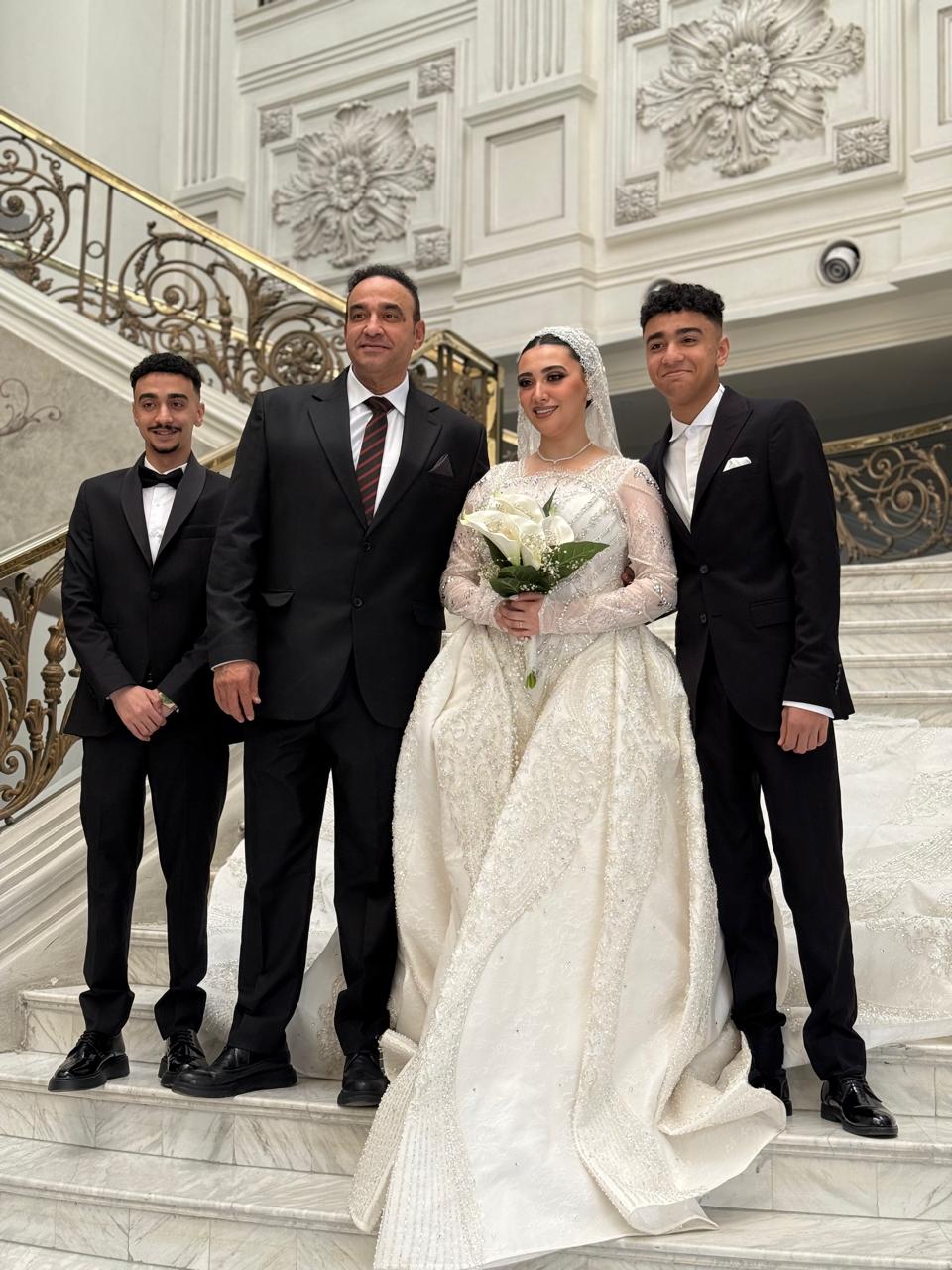 العروسة ووالدها وشقيقيها