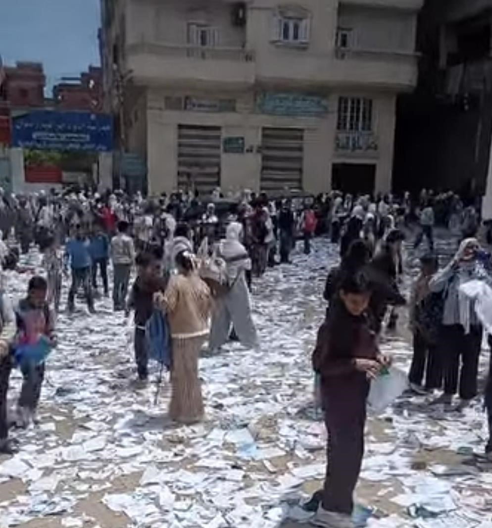 الصور المتداولة عن تمزيق الكتب الدراسية بالدقهلية