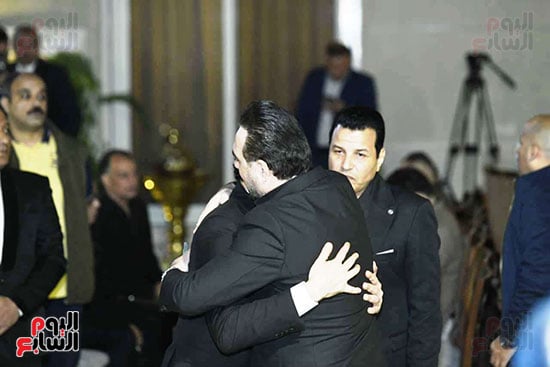 وائل جسار يقدم واجب العزاء