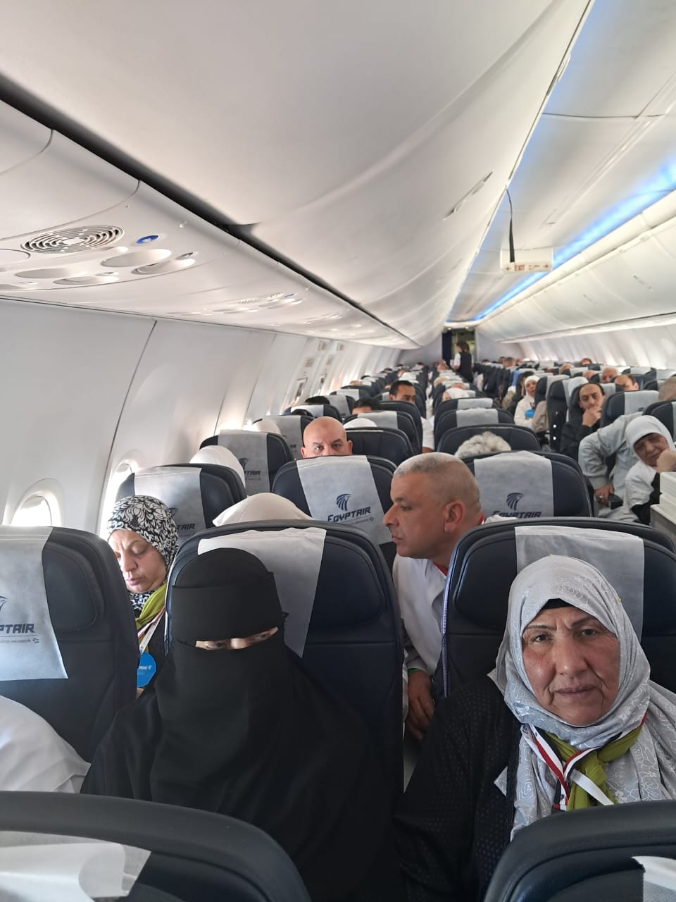 الحجاج داخل الطائرة الحجاج داخل الطائرة