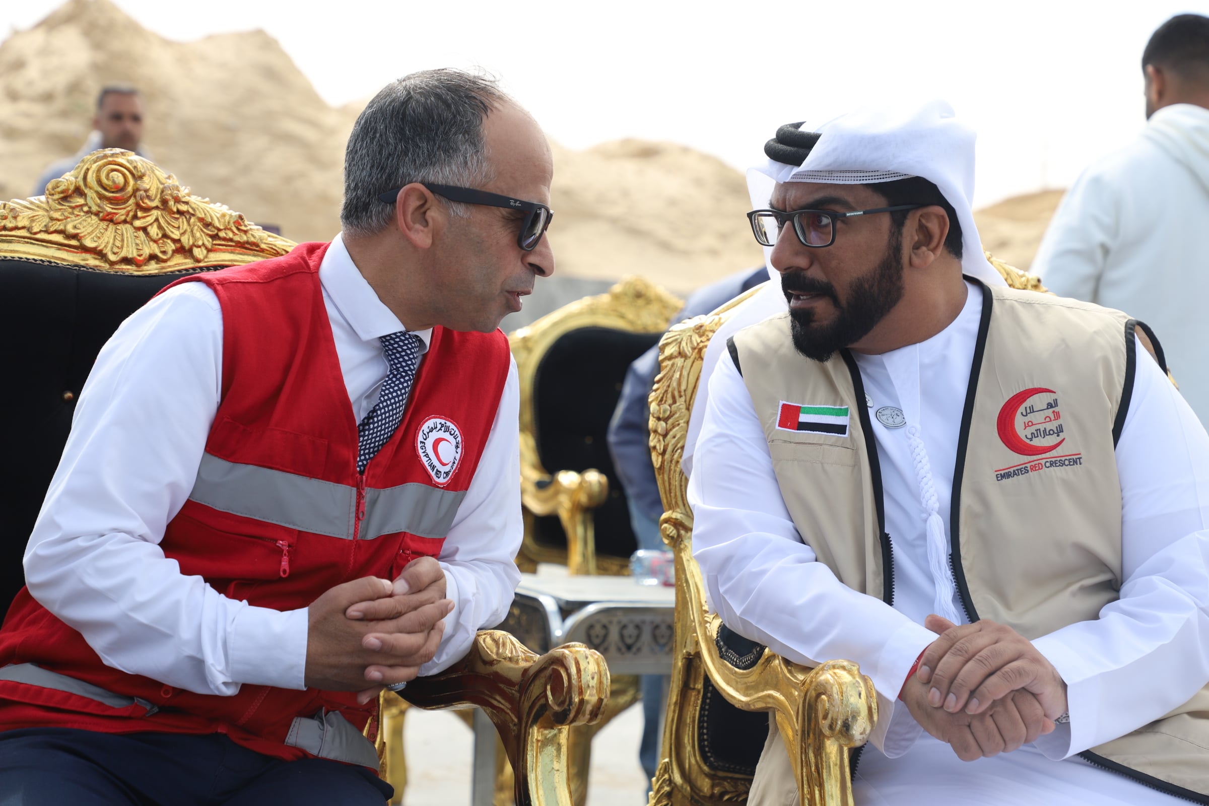 الهلال الاحمر المصري والاماراتي دايما يد بيد