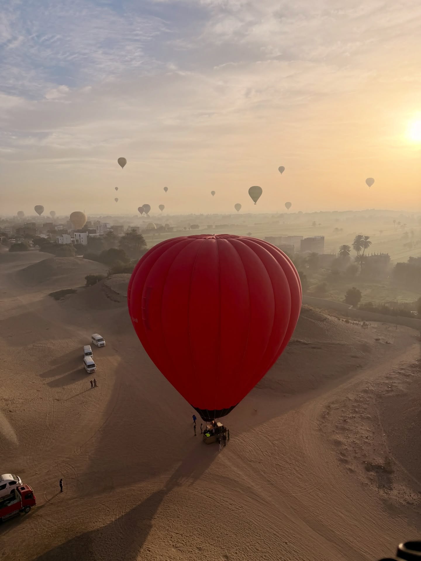 لحظات تحليق البالون الطائر فى سماء البر الغربى لحظات تحليق البالون الطائر فى سماء البر الغربى