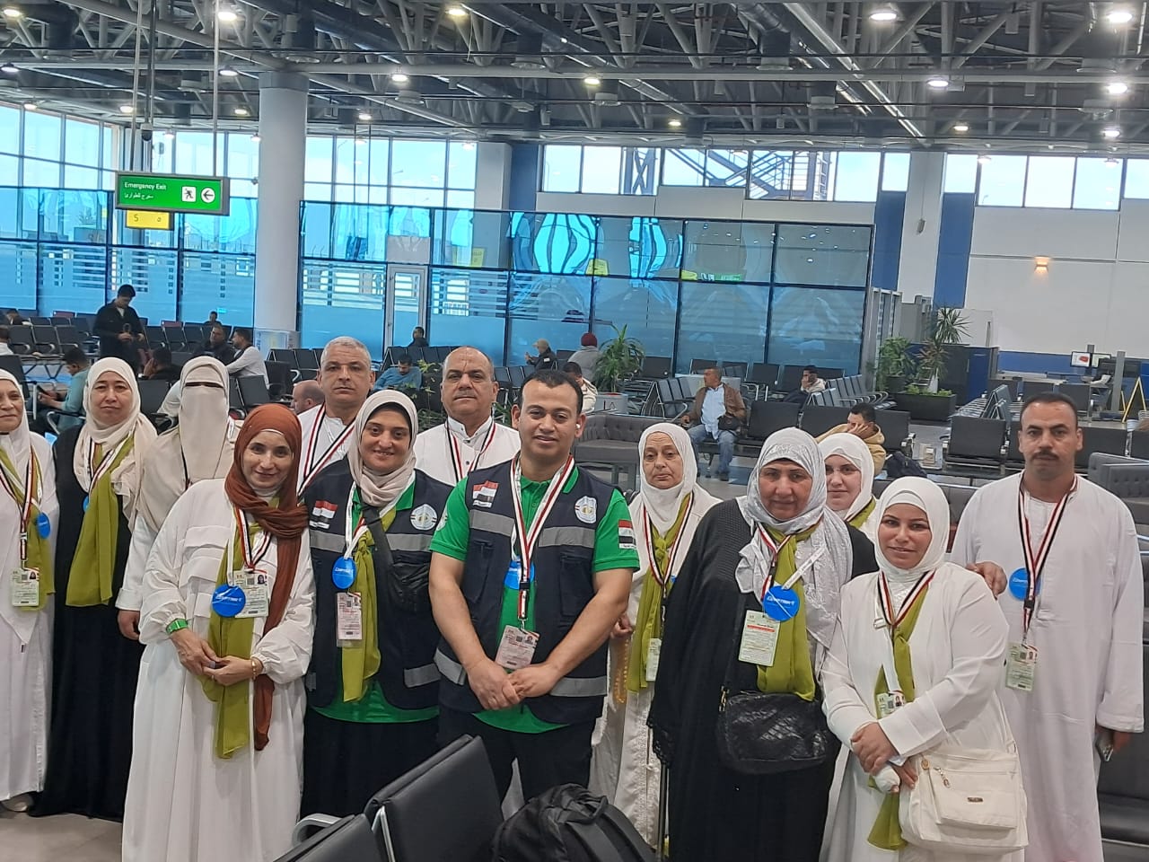 الفرحة تكسو الجميع داخل المطار الفرحة تكسو الجميع داخل المطار