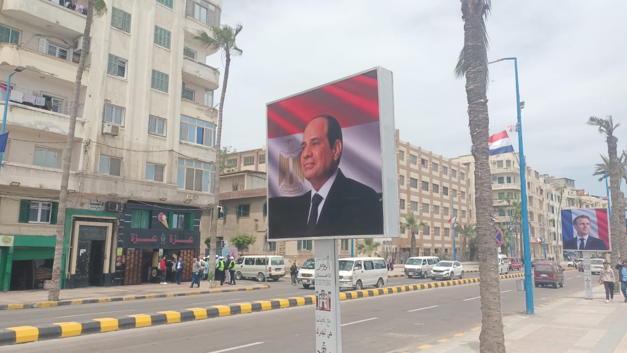 صور الرئيس تزين الكورنيش