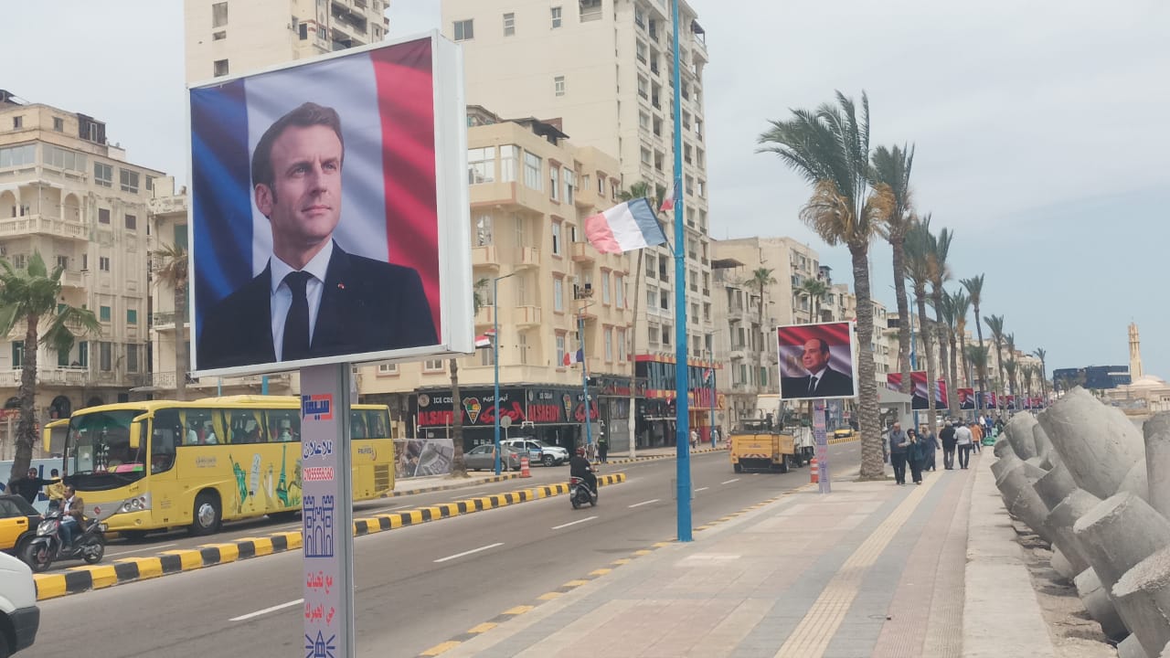 صور للرئيسين على كورنيش الاسكندرية