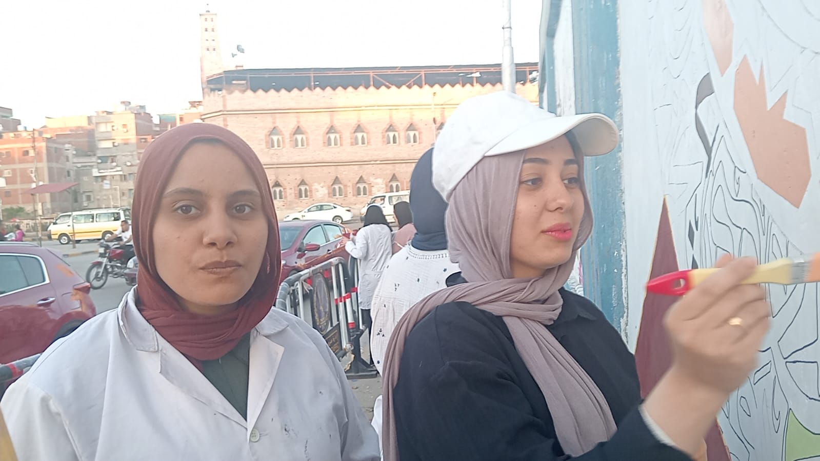 جانب من مشاركة طالبتين