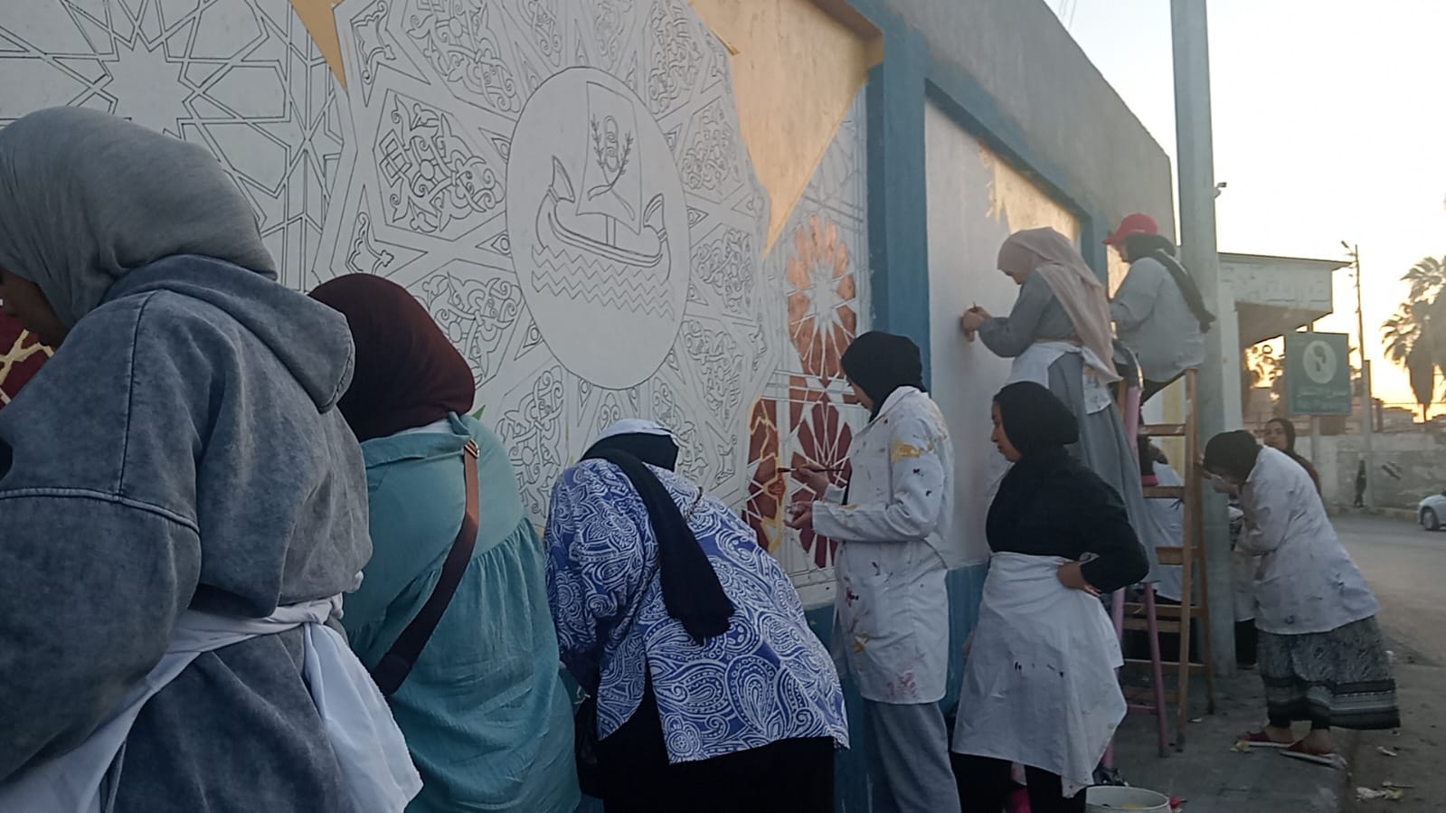 رسم الطالبات الجداريات على جدران المصالح الحكومية