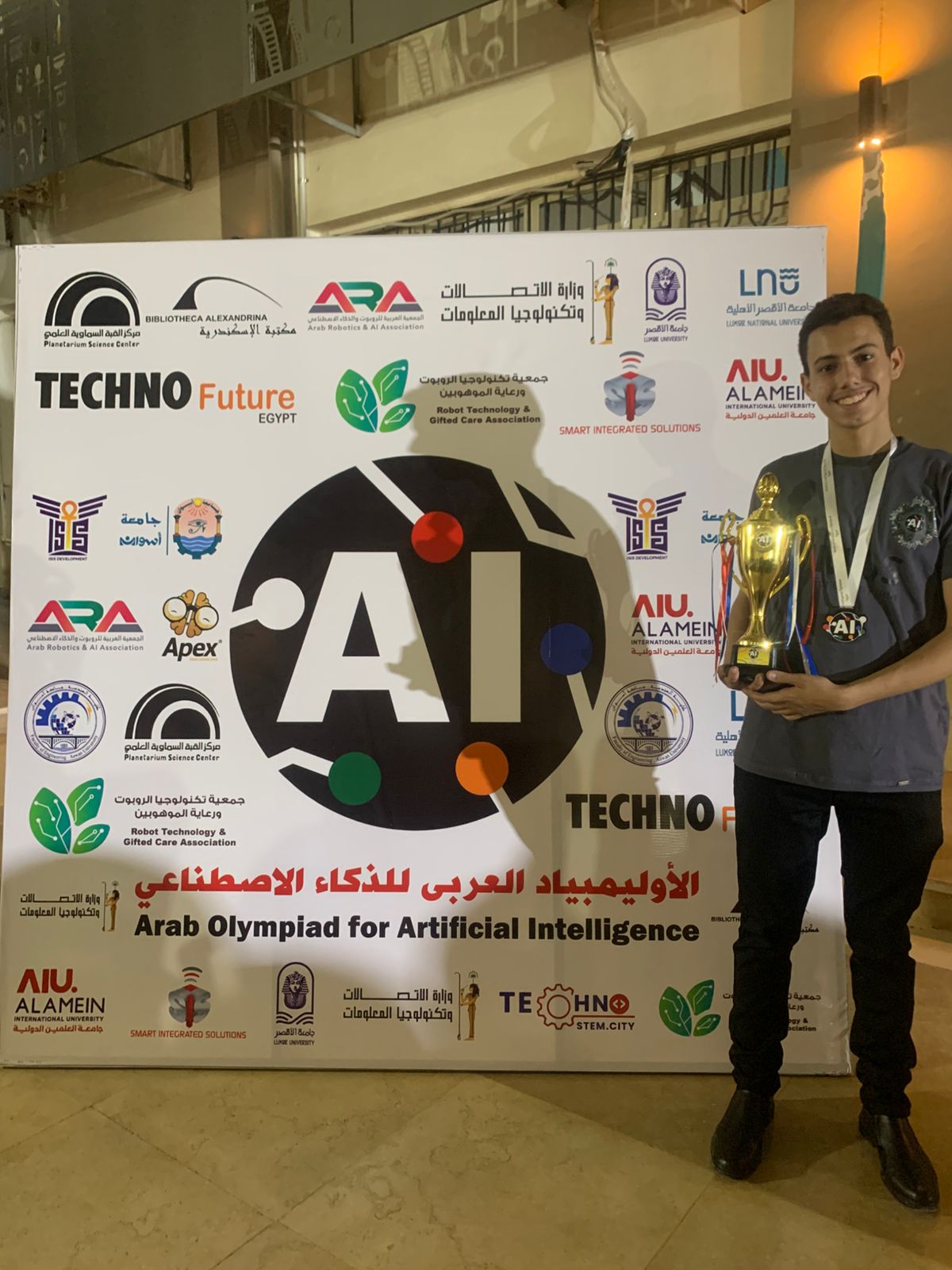 الطالب أنطونيوس بولا بعد التتويج بالمركز الأول