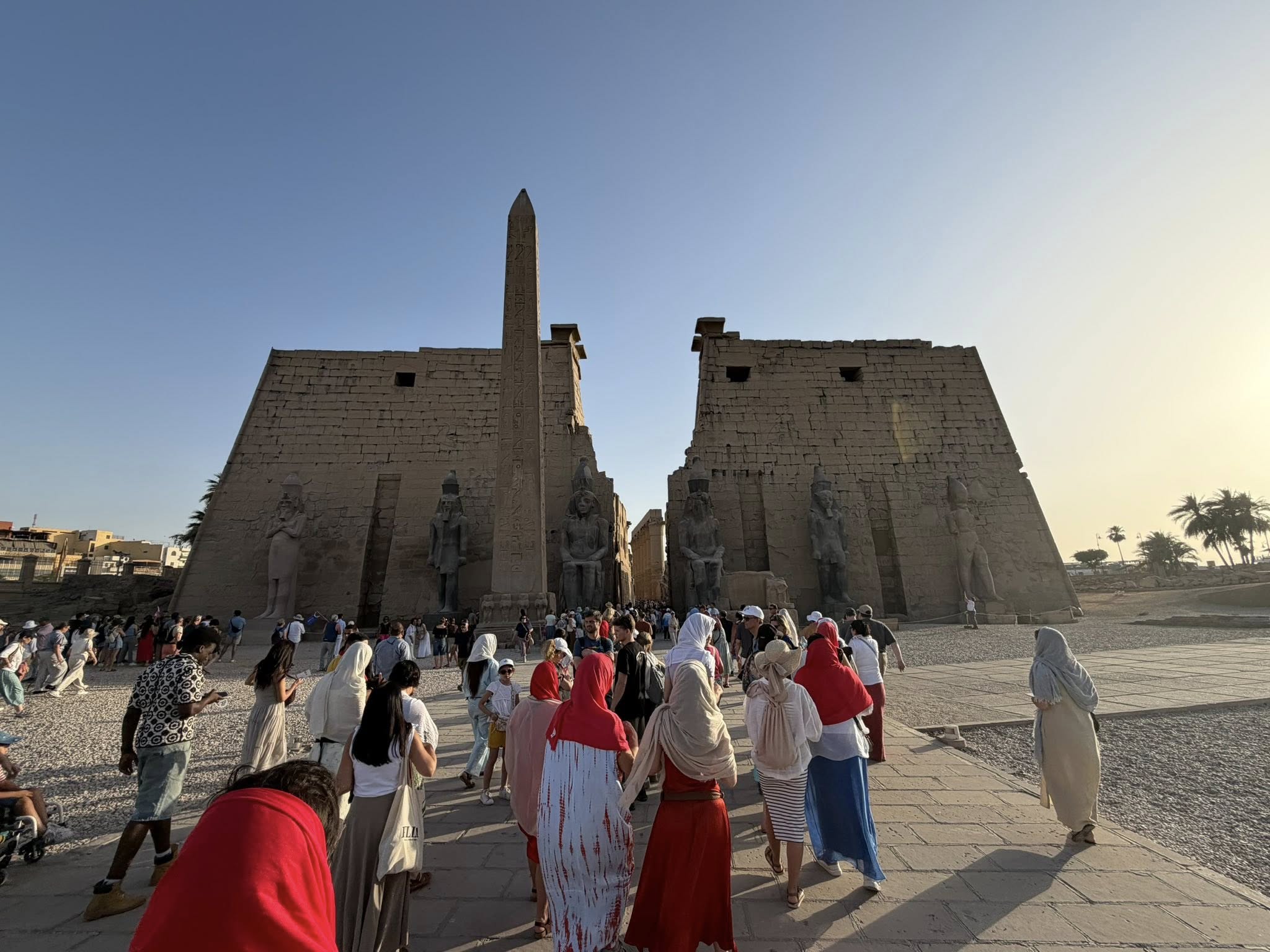 توافد كبير للسائحين فى معبد الأقصر