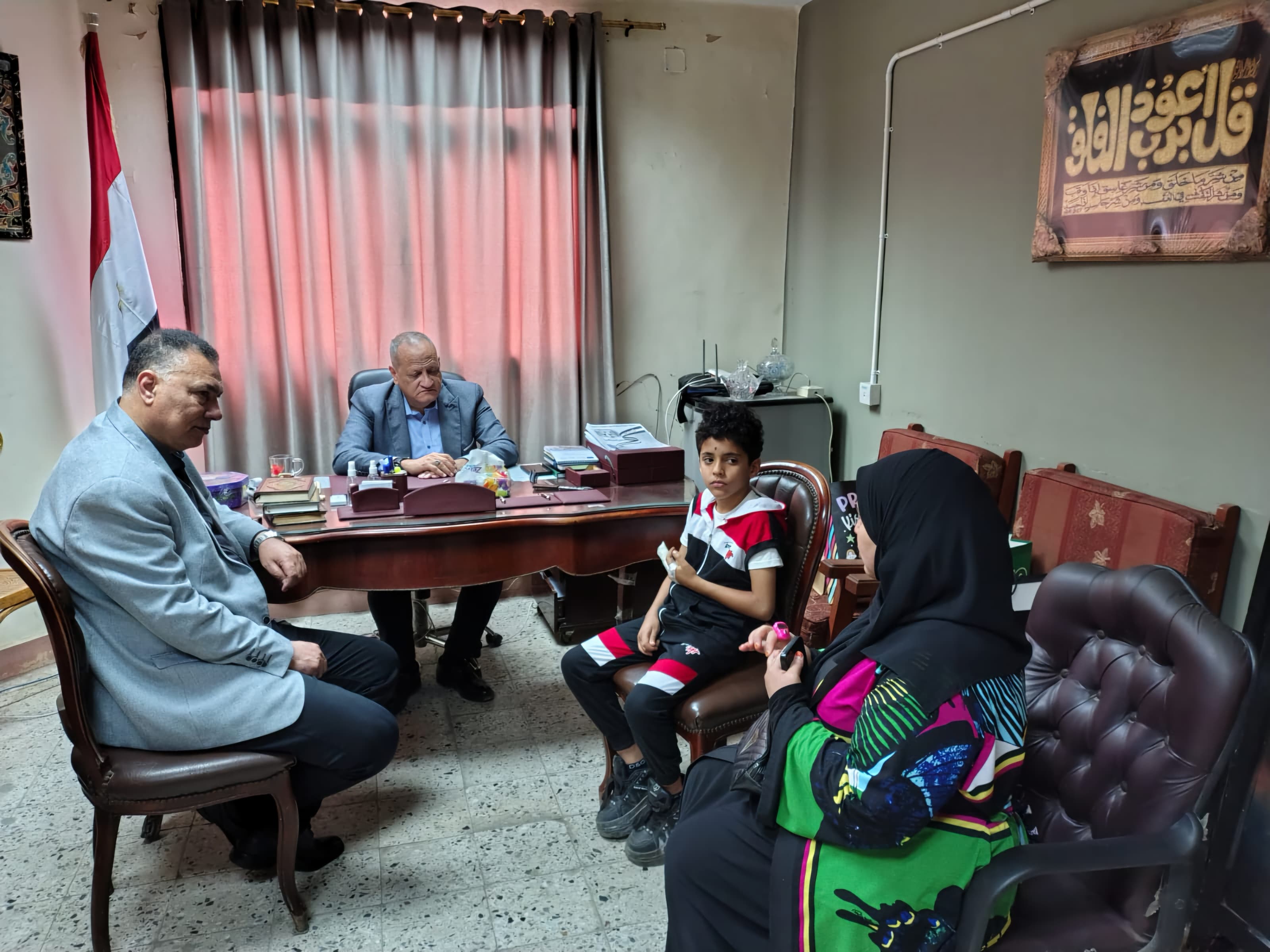 والدة الطالب يوسف بمكتب وكيل للوزارة