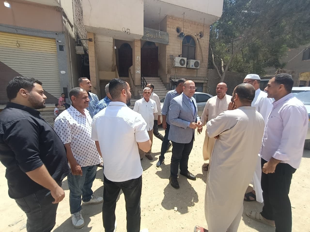 نائب محافظ الجيزة خلال الجولة نائب محافظ الجيزة خلال الجولة