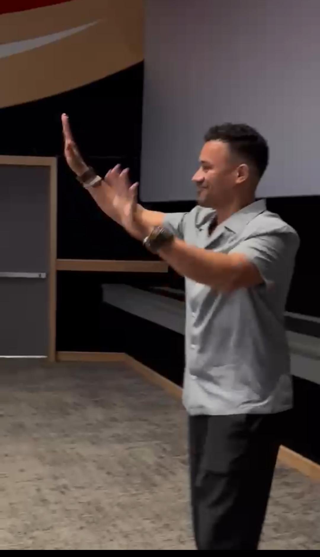  أحمد داود يشاهد فيلم إذما مع الجمهور 