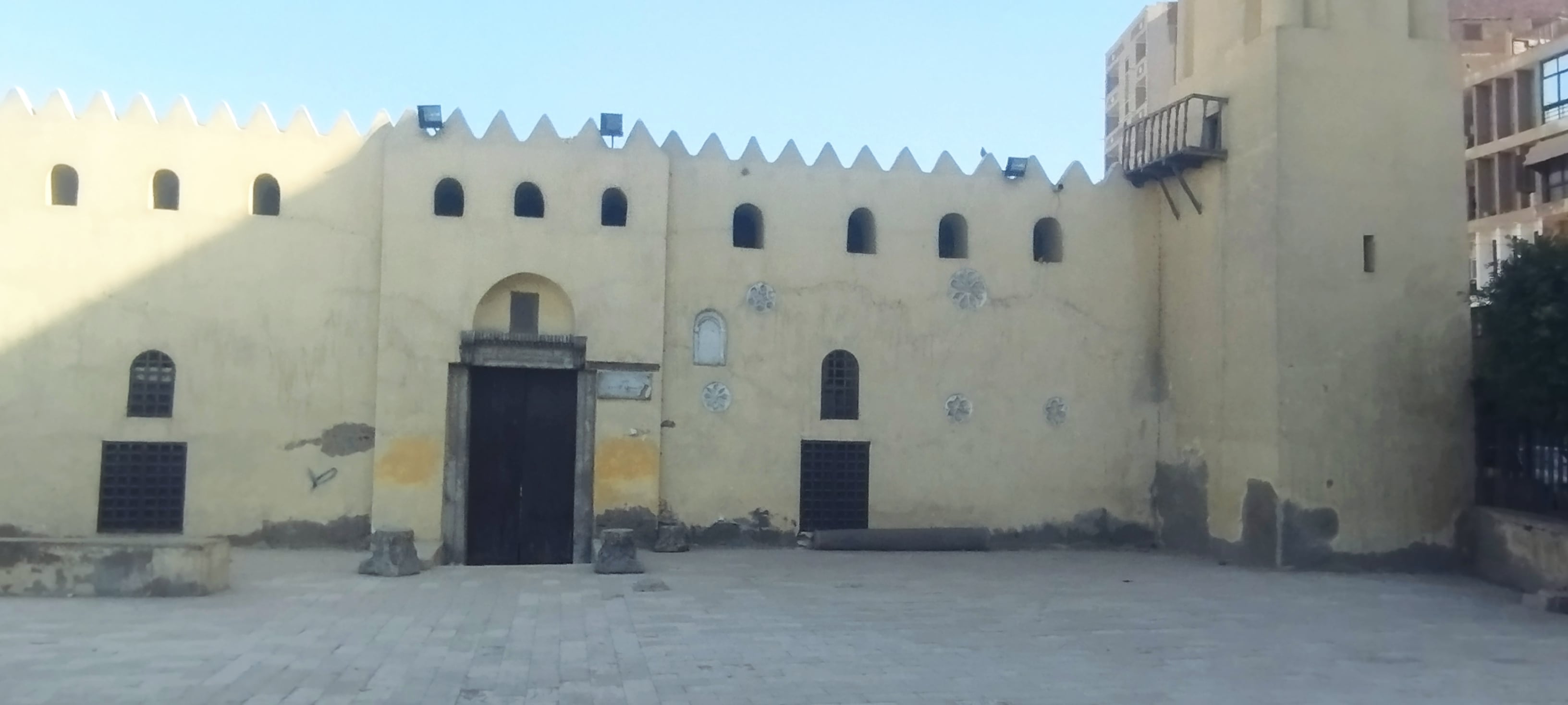 احدى بوابات المسجد